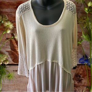 Beautiful blouse with knitted sleeves